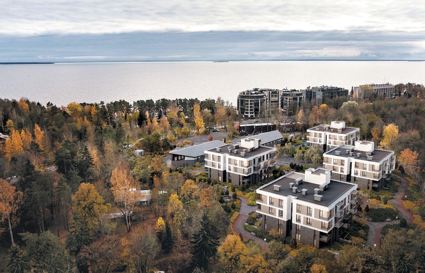 Аэросъемка жилого комплекса Репин у Финского залива в Репино осенью - апартаменты среди соснового леса